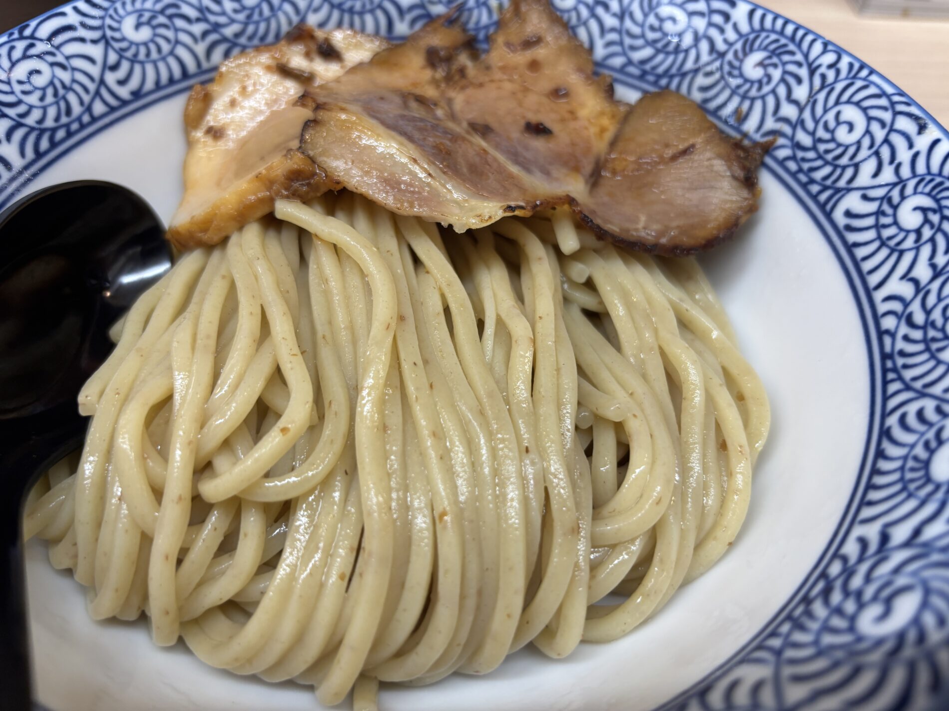 狼煙 大宮店 自家製極太麺アップ｜全粒粉入りのムッチムチ麺