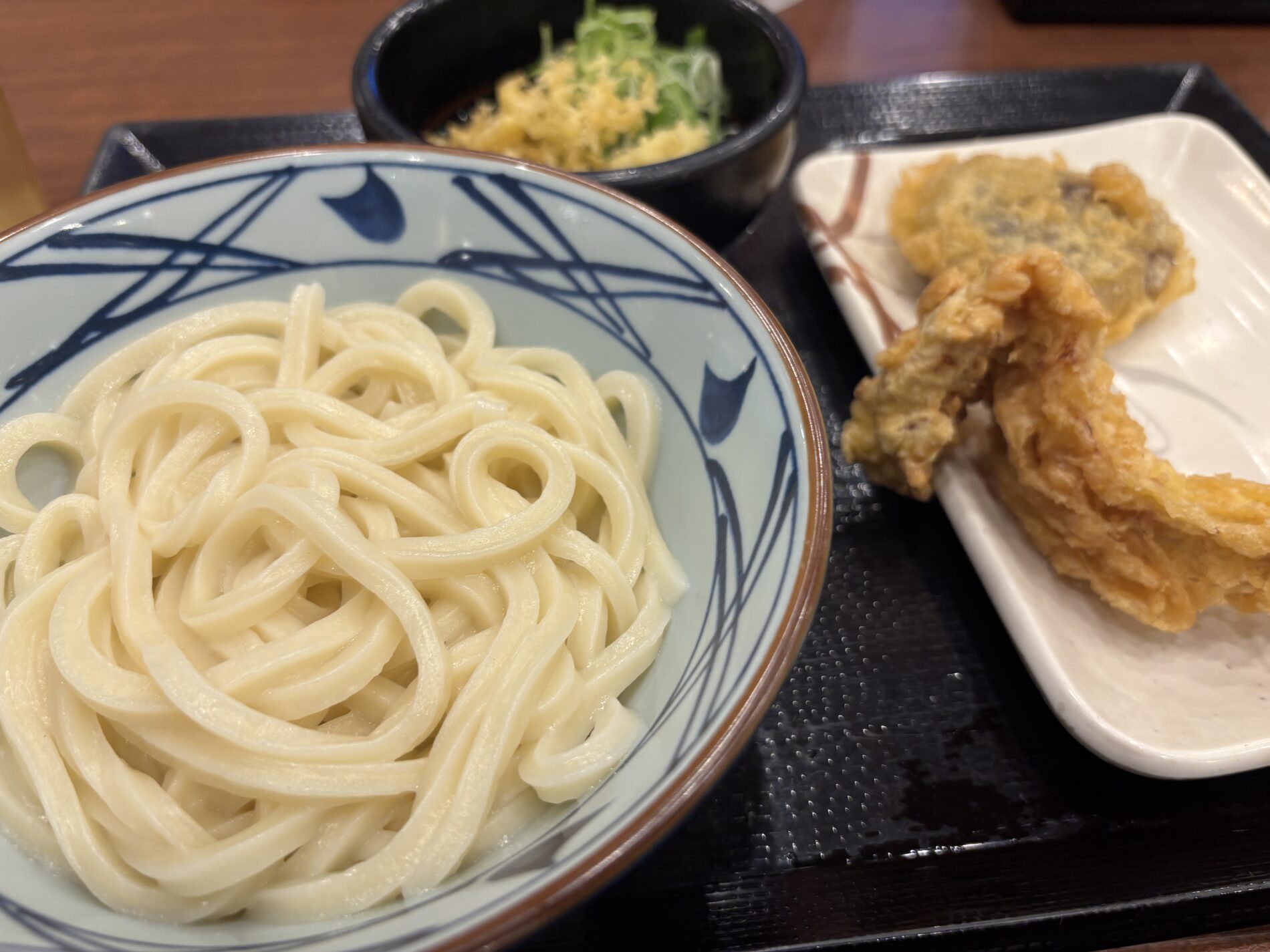 釜揚げうどんと天ぷらの黄金コンボ